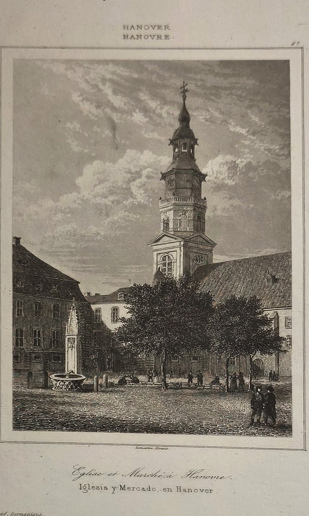 mit Kirchturm und kleinstädtischer Straßenansicht