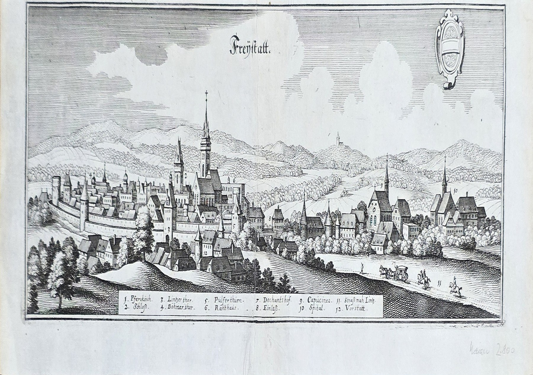 Große Stadtansicht am Fluss mit Bergkulisse