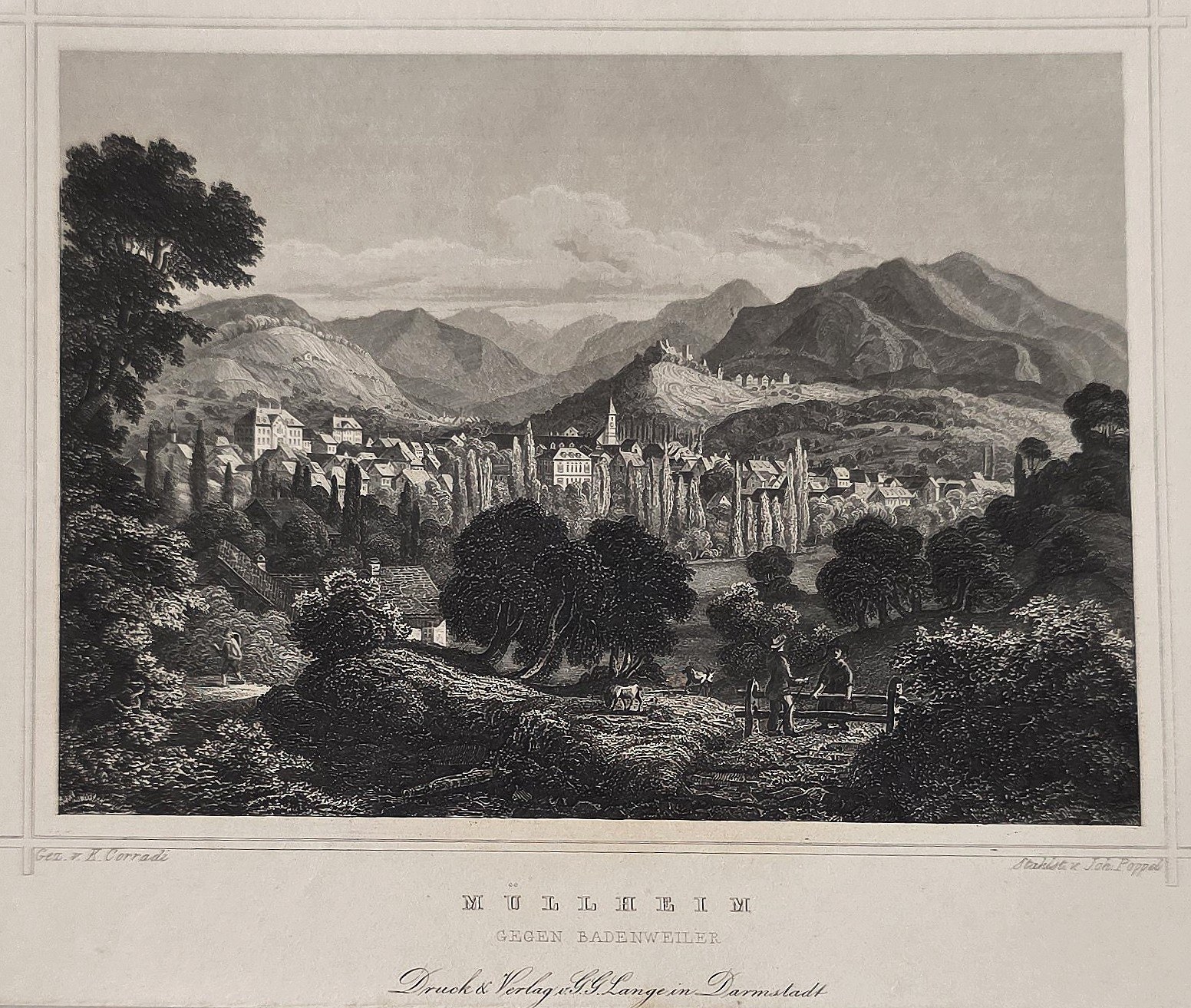 Stadt zwischen bewaldeten Bergen