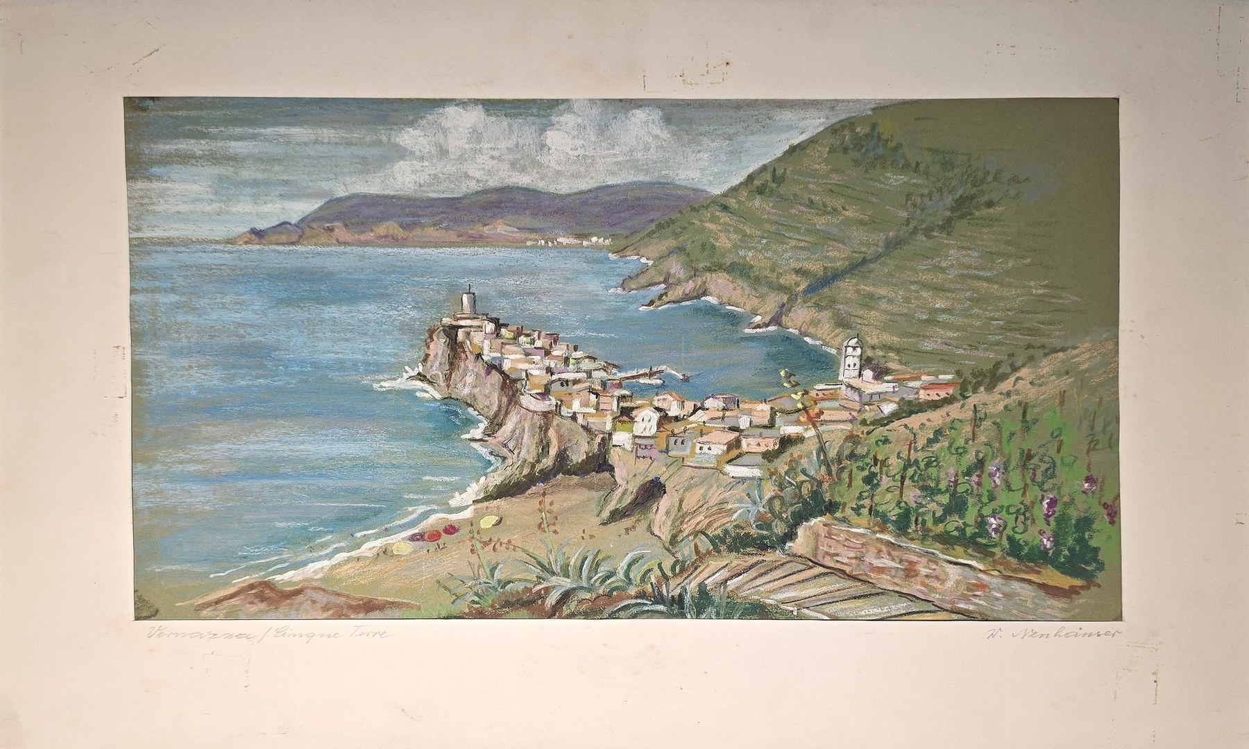 Aquarell mit steilem Küstenhang und Ortschaft am Meer