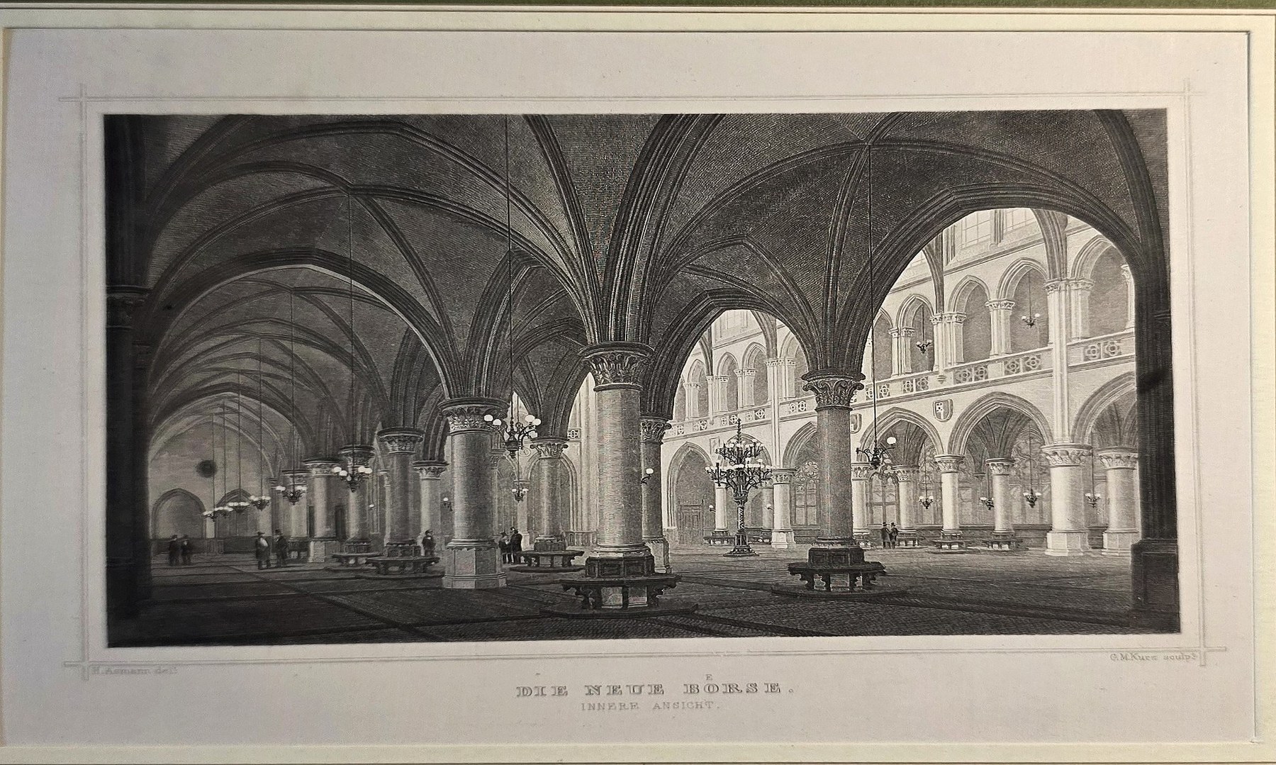 Großer Klosterhof mit Arkaden und Gewölben