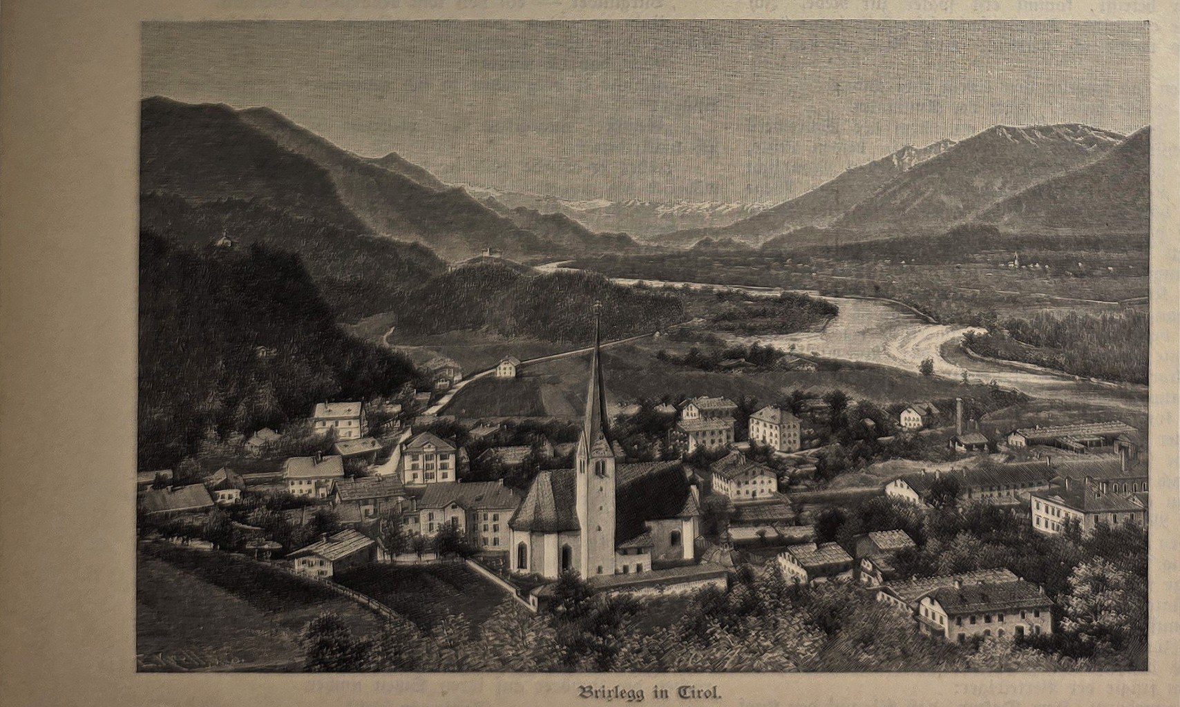 Weite Ortschaft vor Bergkulisse