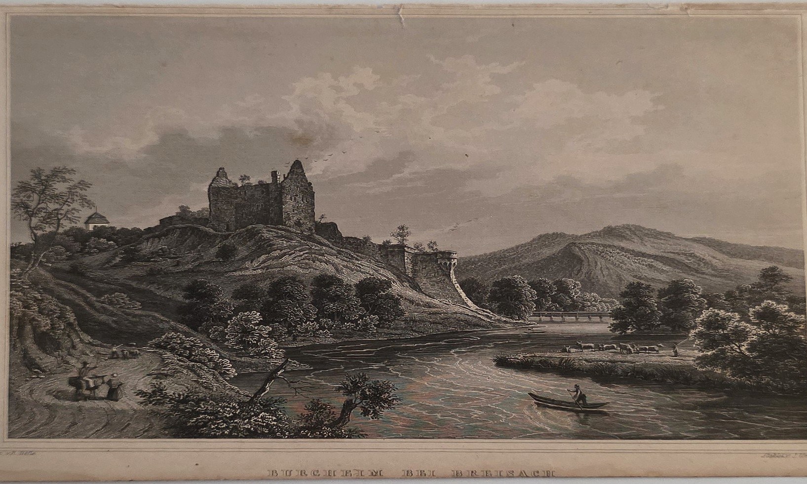Burg auf Hügel über Flussniederung
