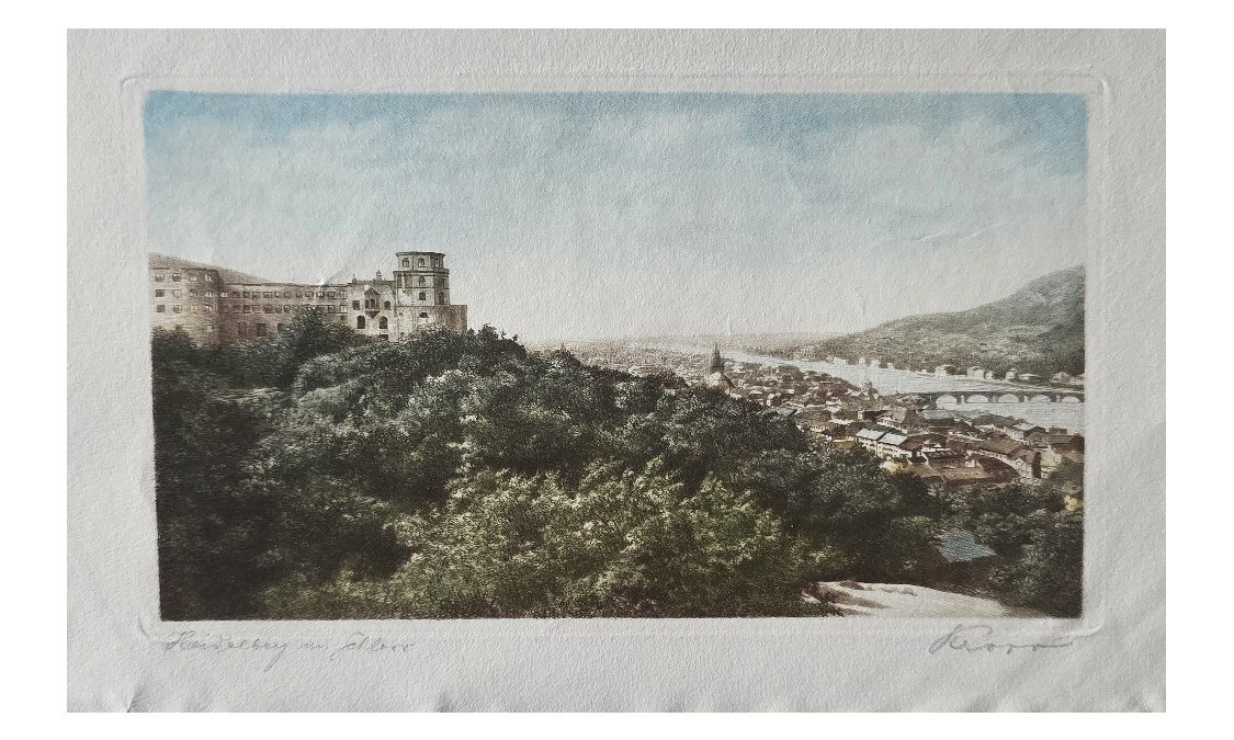 Historische Ortsdarstellung – Farbige Landschaft mit Anhöhe und Stadt