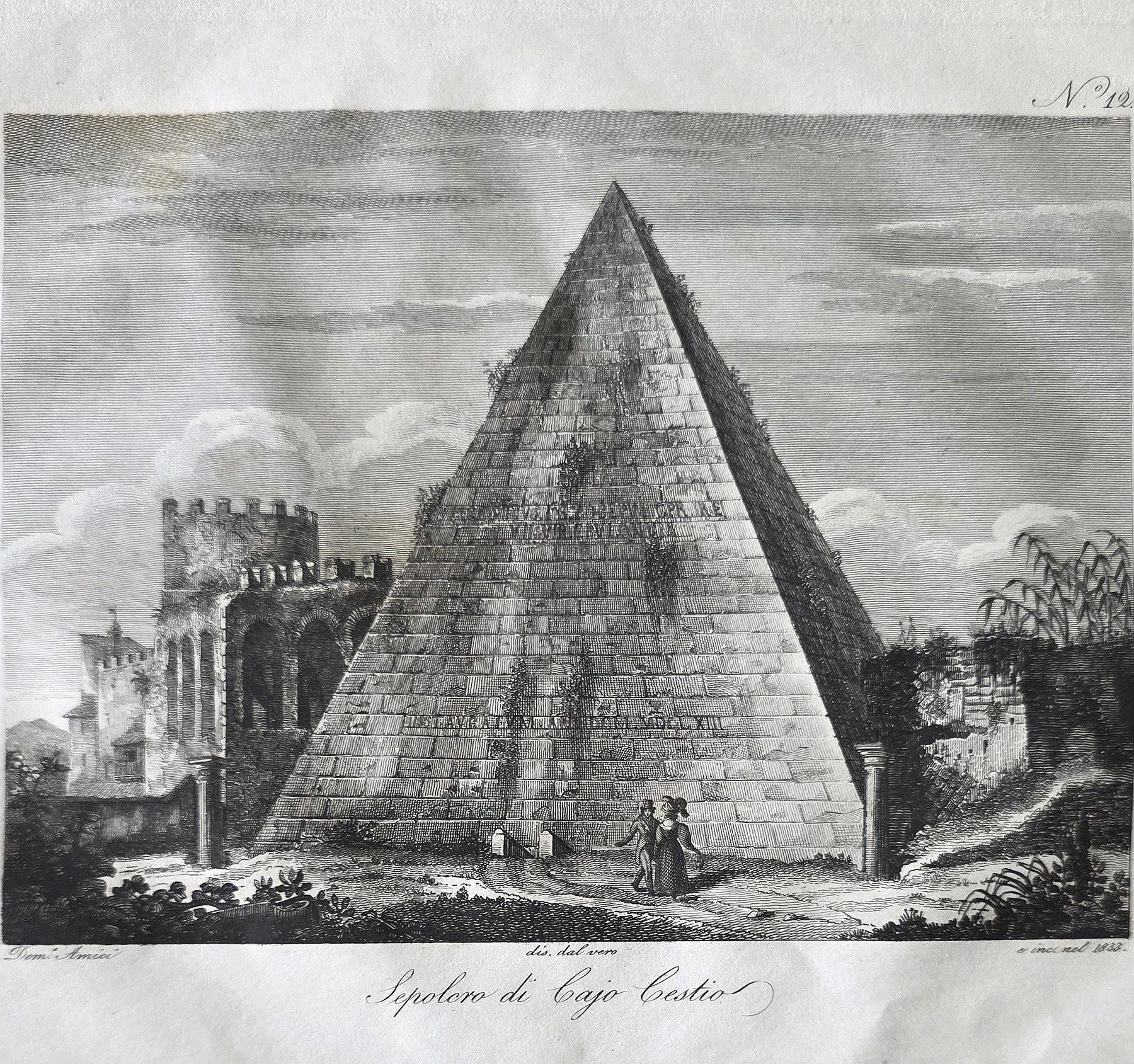 Pyramide zwischen Ruinen und Figuren