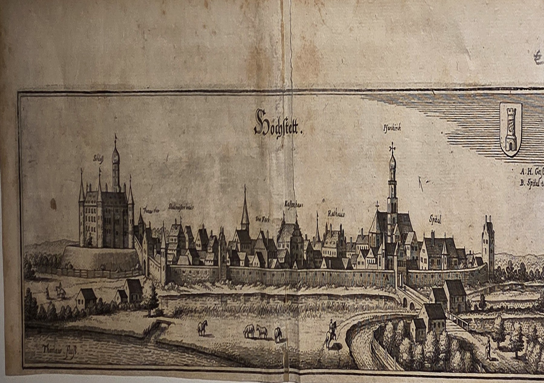 Stadtansicht mit dominanten Kirchtürmen