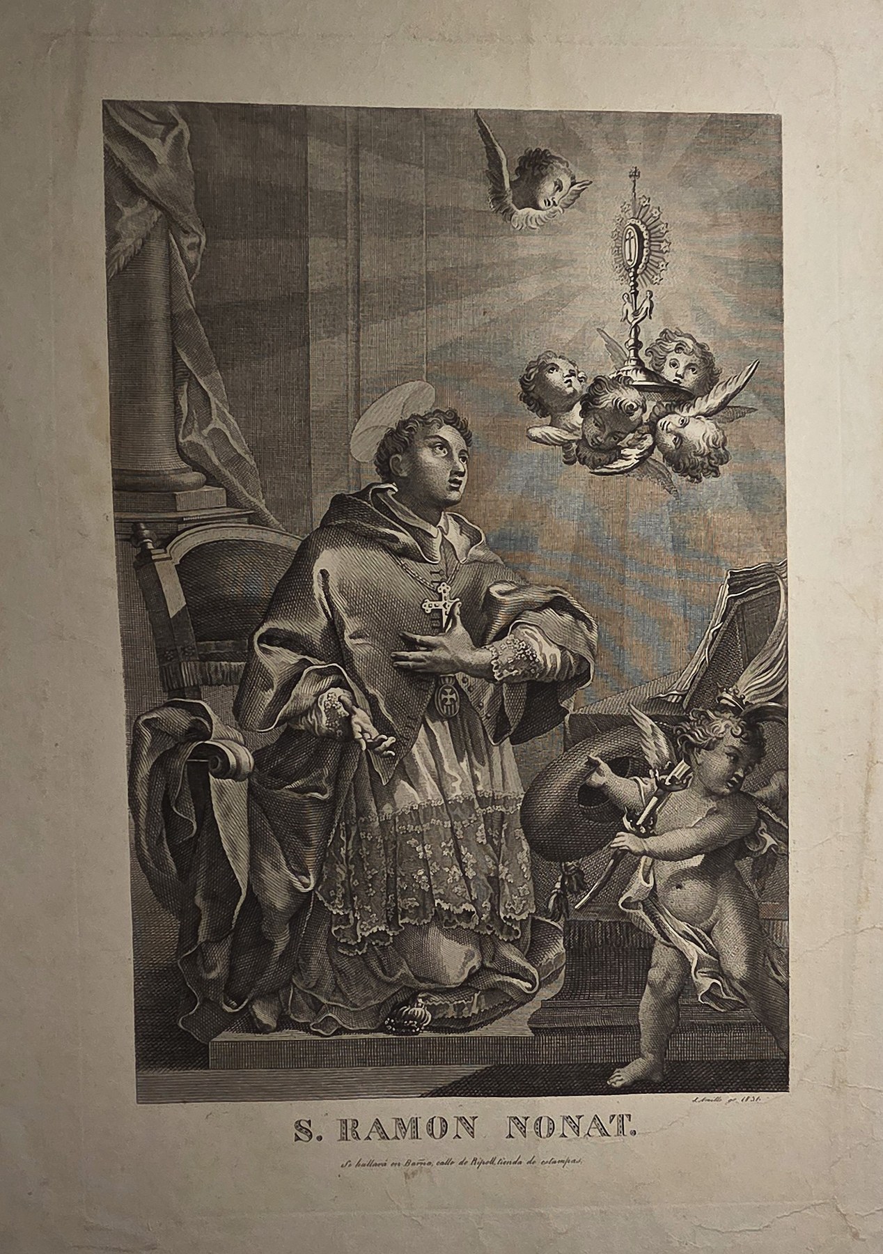 Geistlicher vor Altar mit Monstranz