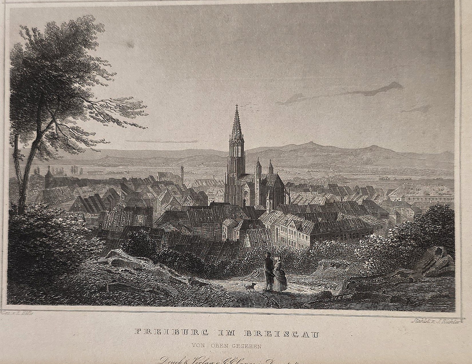 Stadtpanorama mit Kirchturm im Vordergrund