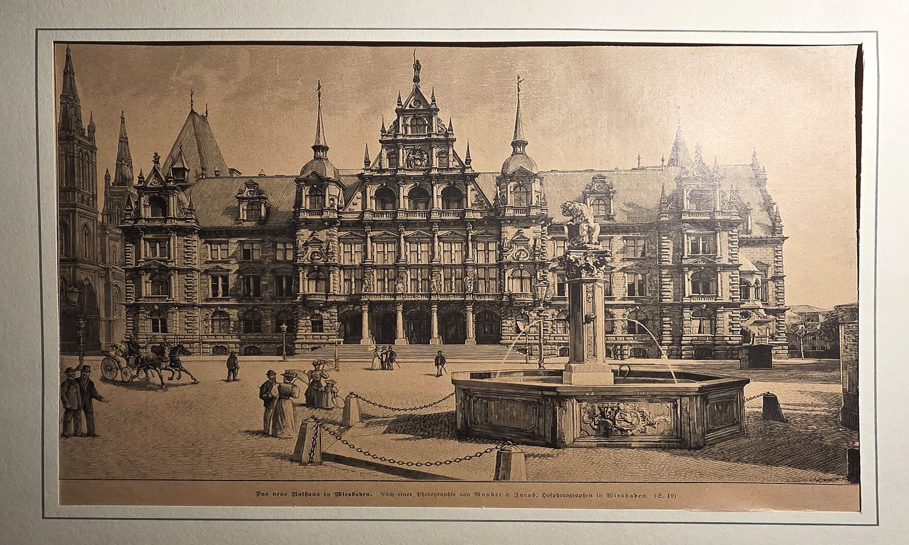Repräsentatives Gebäude mit Platz und Brunnen