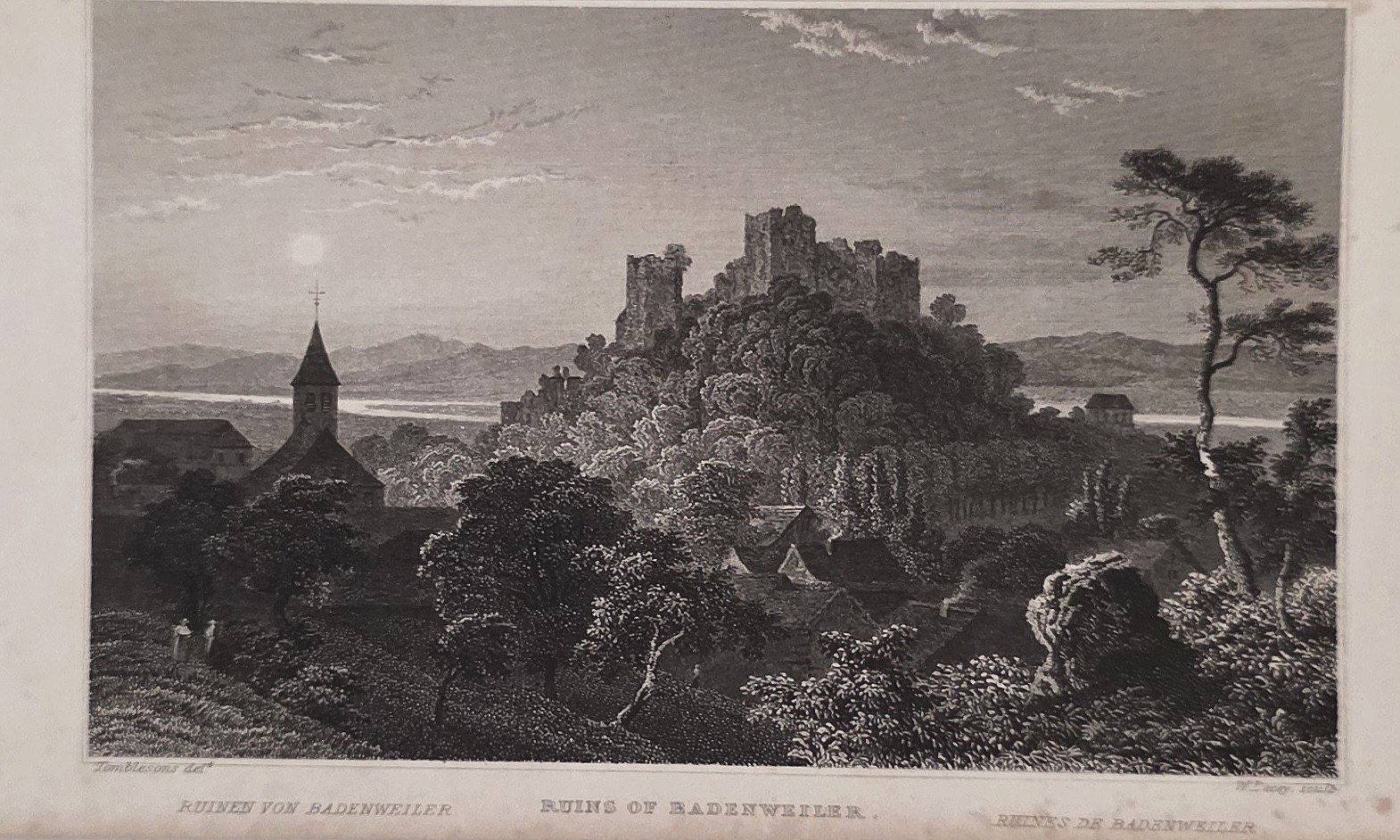 Ruine auf bewaldetem Felshügel
