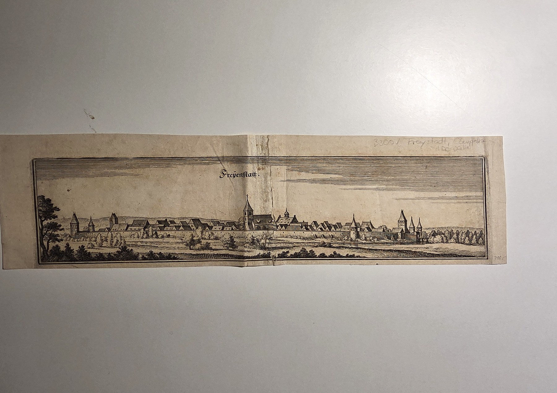 Schmales Stadtpanorama am Wasser
