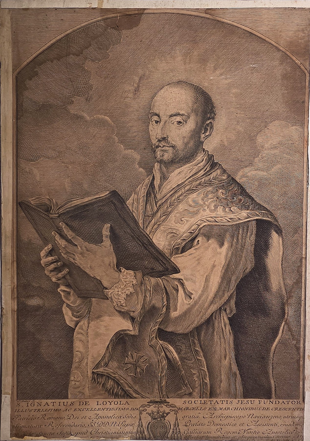 Hochrangiger Geistlicher mit aufgeschlagenem Buch
