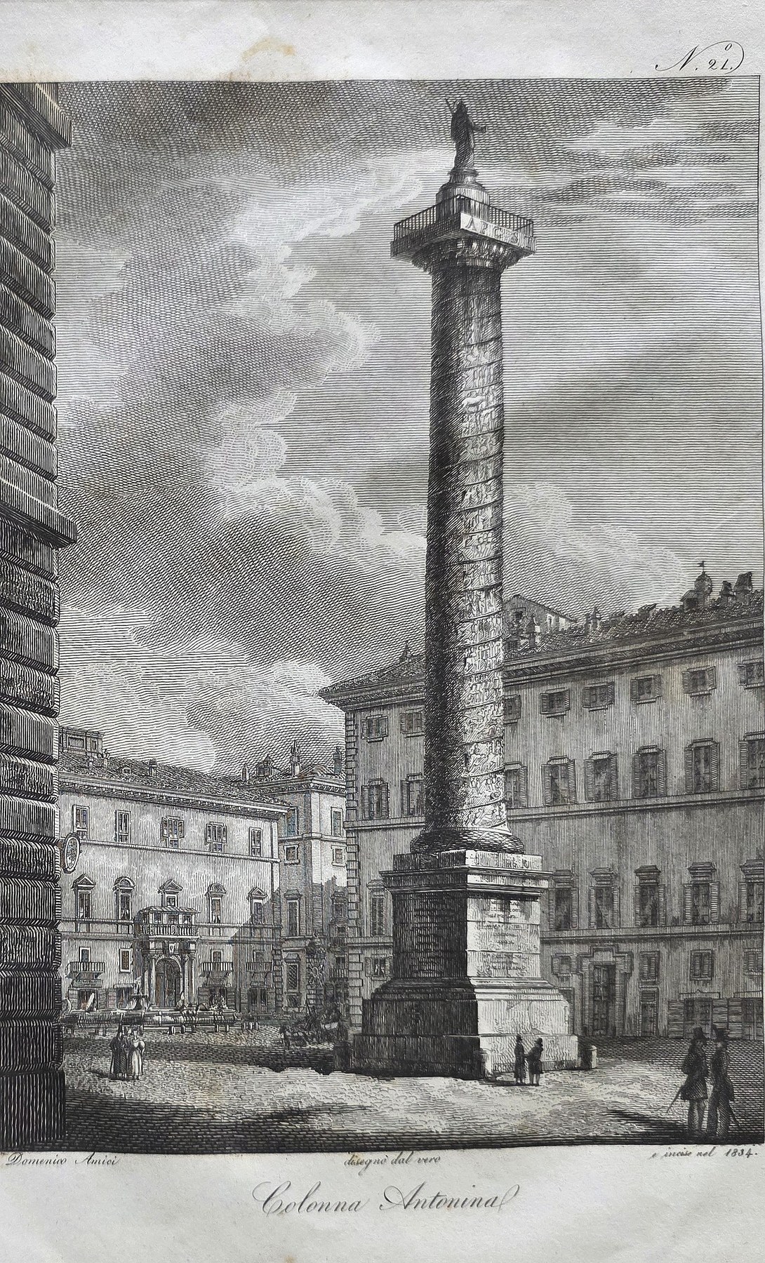 Hohe Reliefsäule auf städtischem Platz