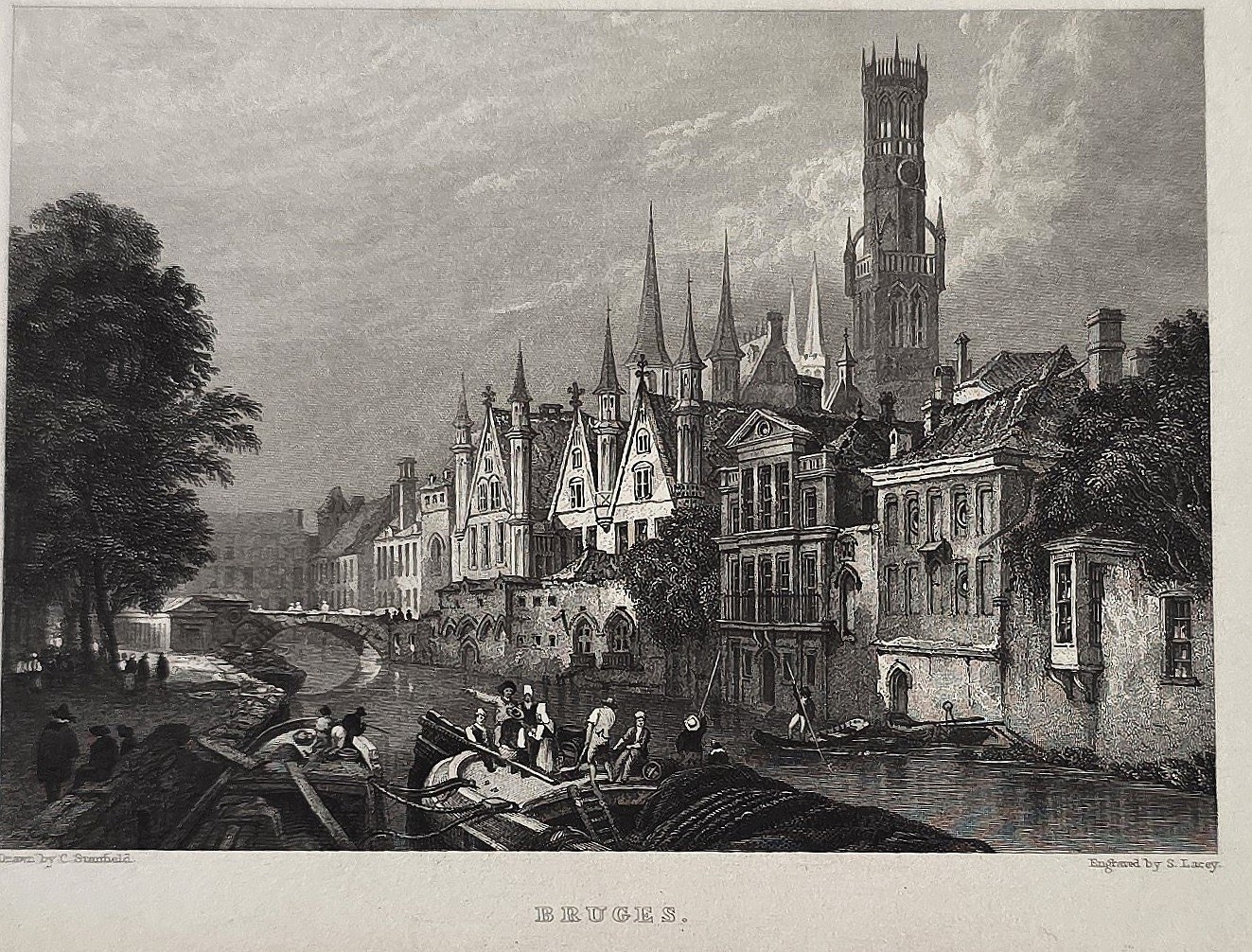 Straße mit Rathaus- und Turmsilhouette