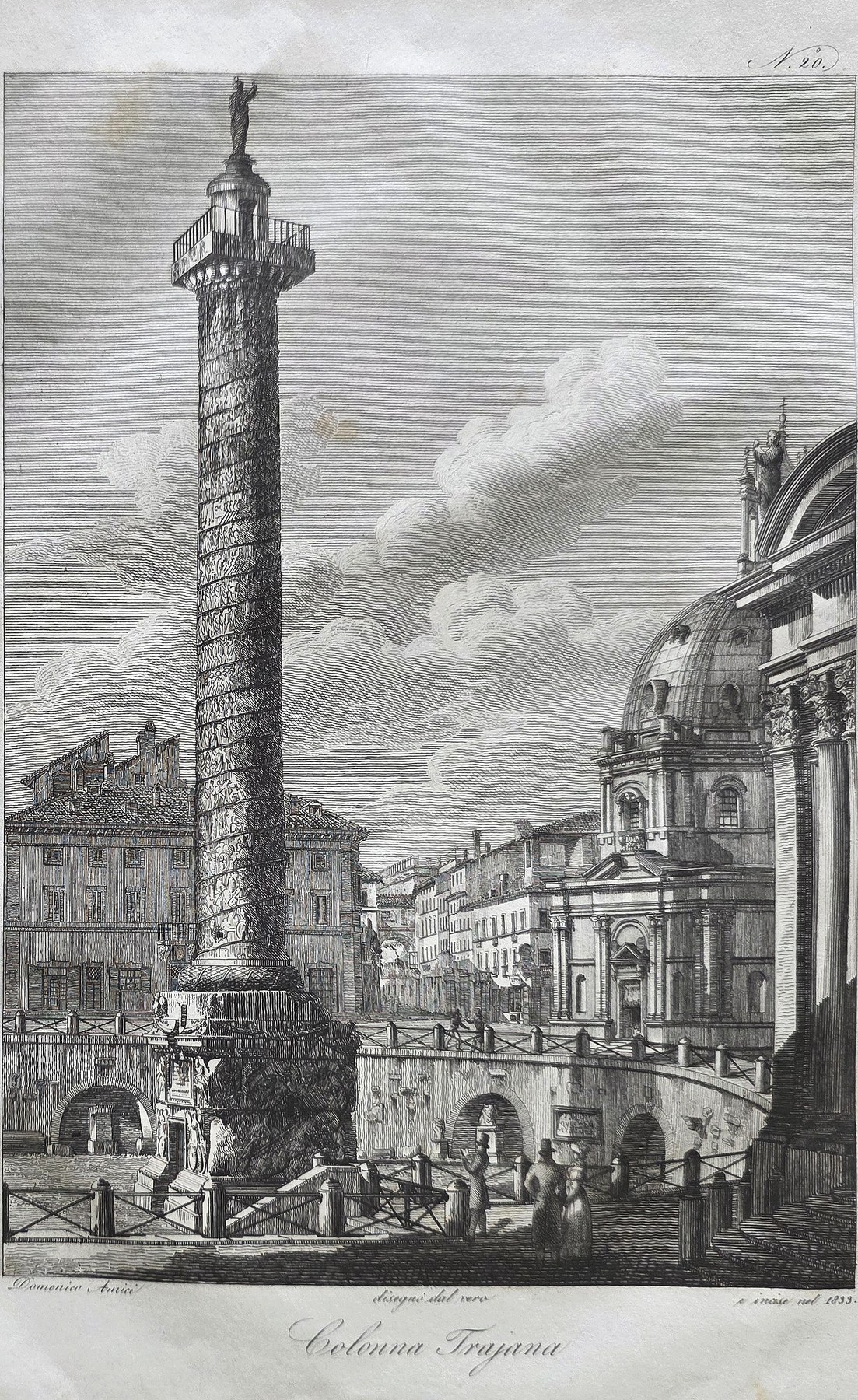 Spiralförmig reliefierte Säule vor dichter Stadtarchitektur