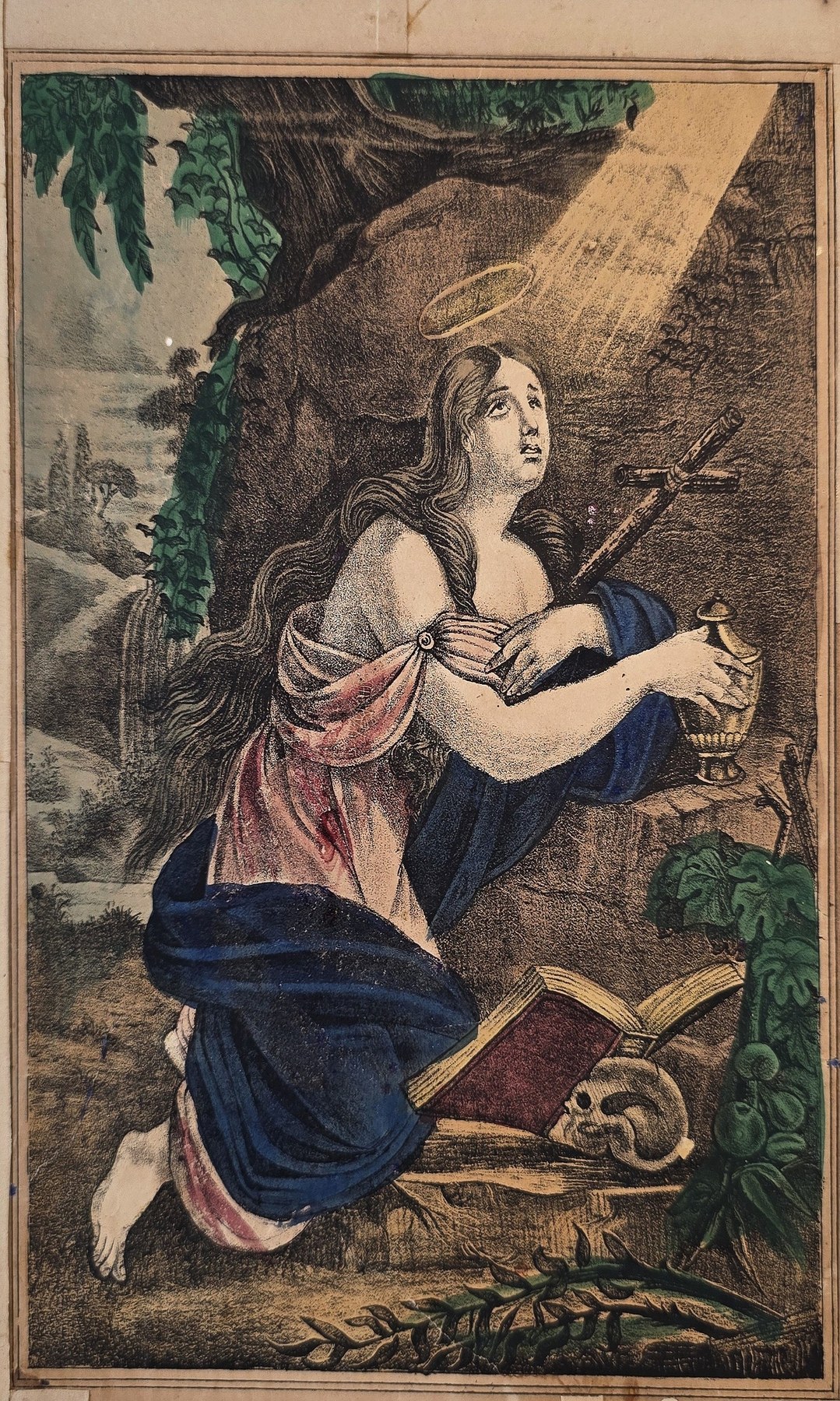 einer sitzenden Frau mit geöffnetem Schriftblatt