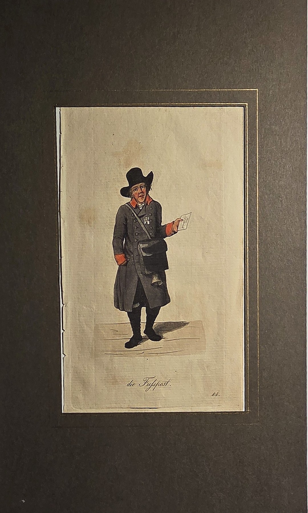 Stehender Herr in festlicher Kleidung