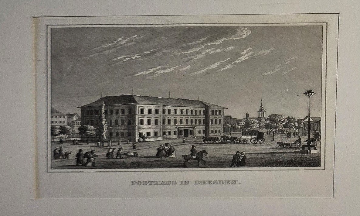 Großes Verwaltungsgebäude an offenem Platz