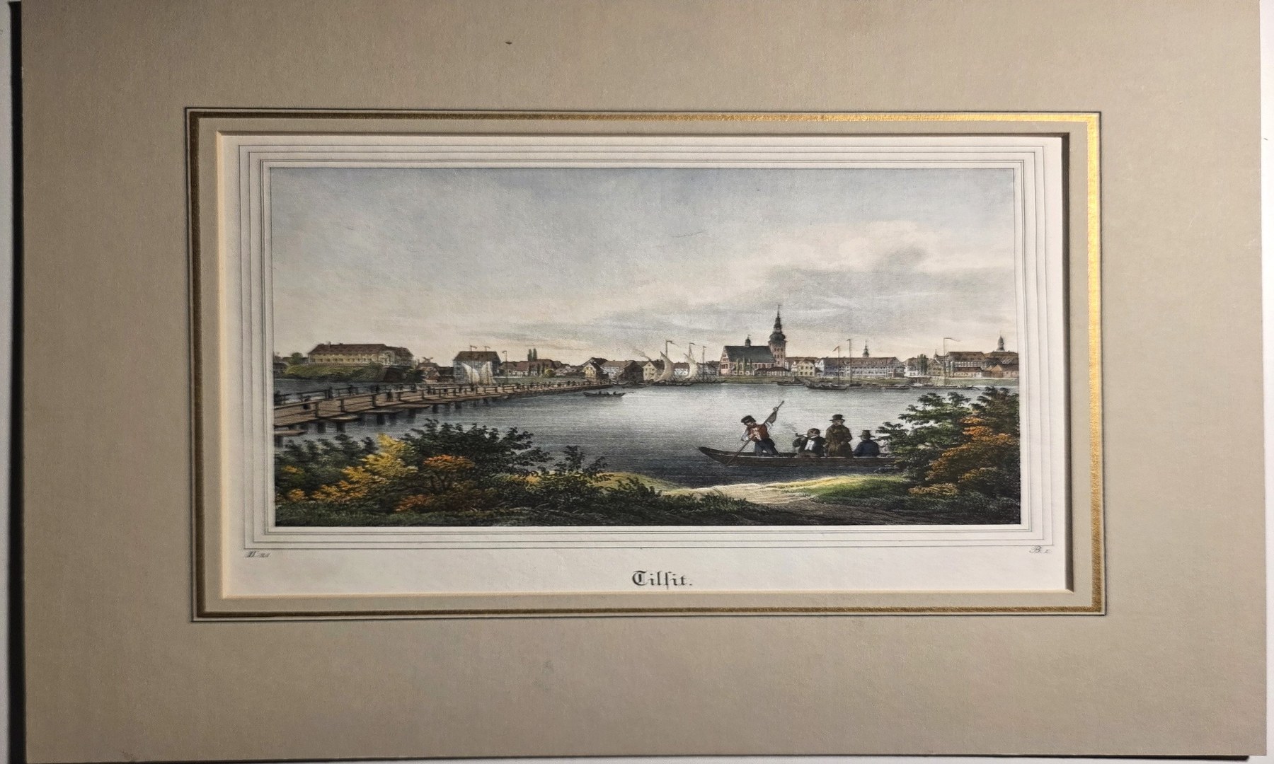 Farbige historische Grafik mit weiter Stadtansicht am Wasser