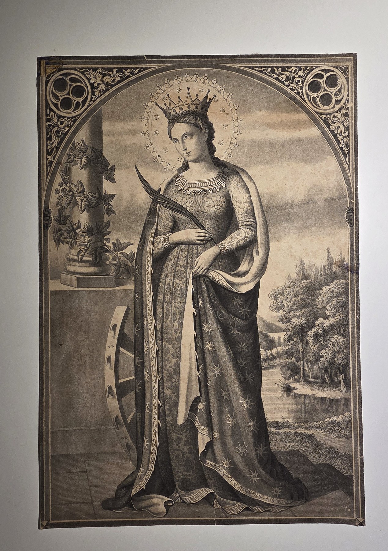 mit gekrönter weiblicher Heiligenfigur