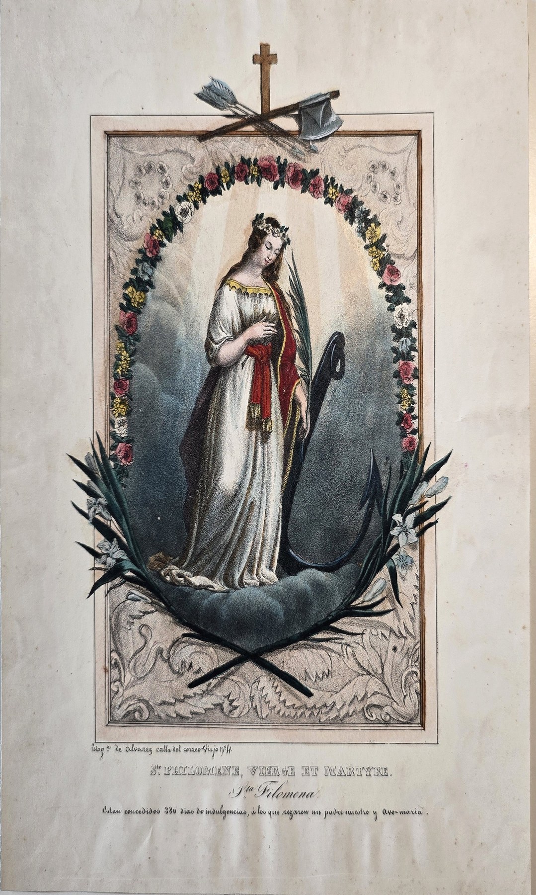 einer Marienfigur im Blumenkranz mit Kreuz