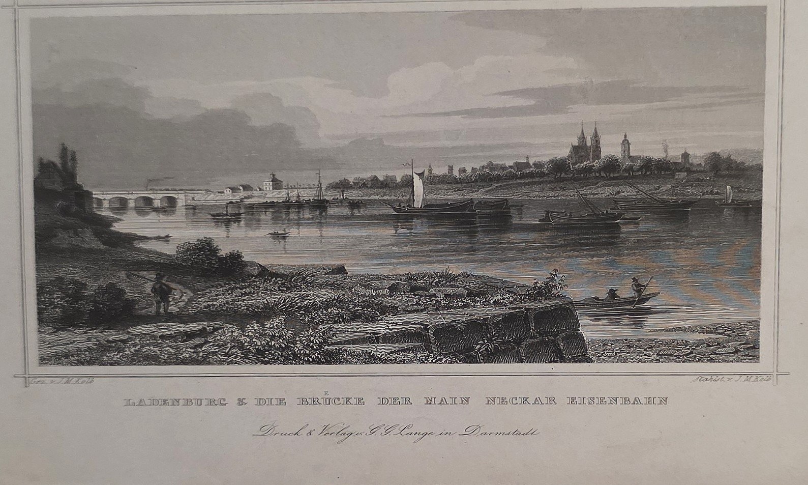 Uferstadt mit langer Brücke und Booten