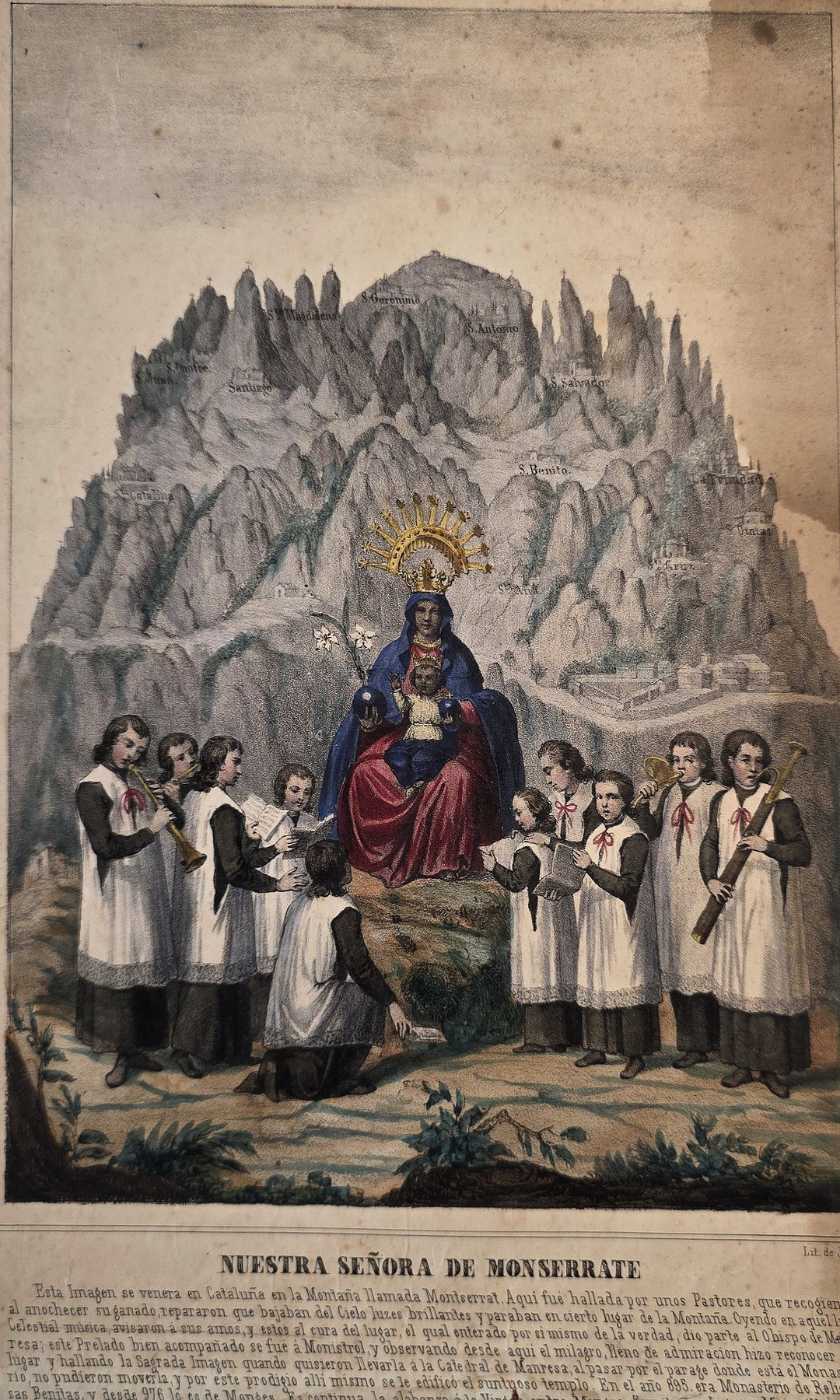 einer Prozession vor markanter Bergkulisse