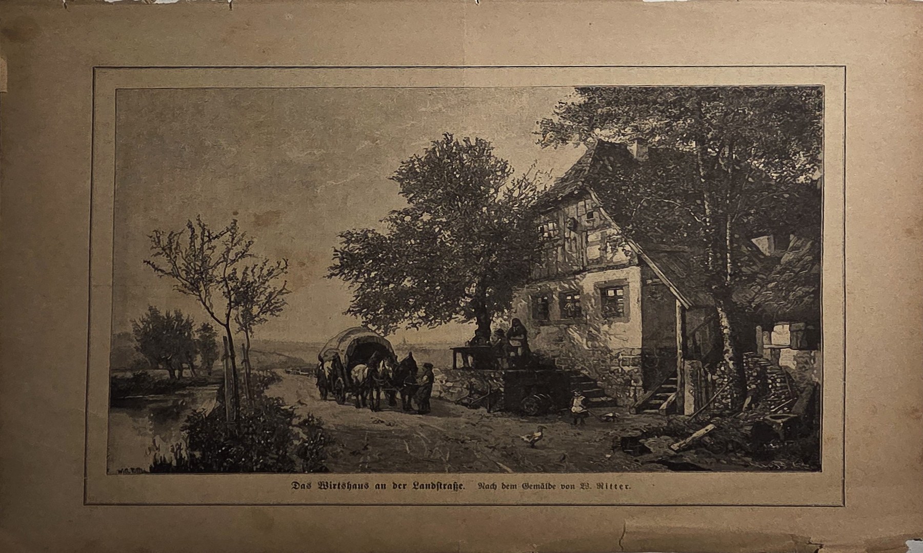 Ländliches Haus zwischen Bäumen und Weg