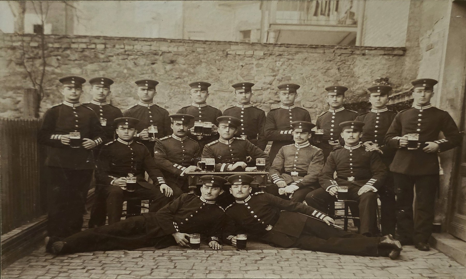 Historische Gruppengrafik mit uniformierten Männern
