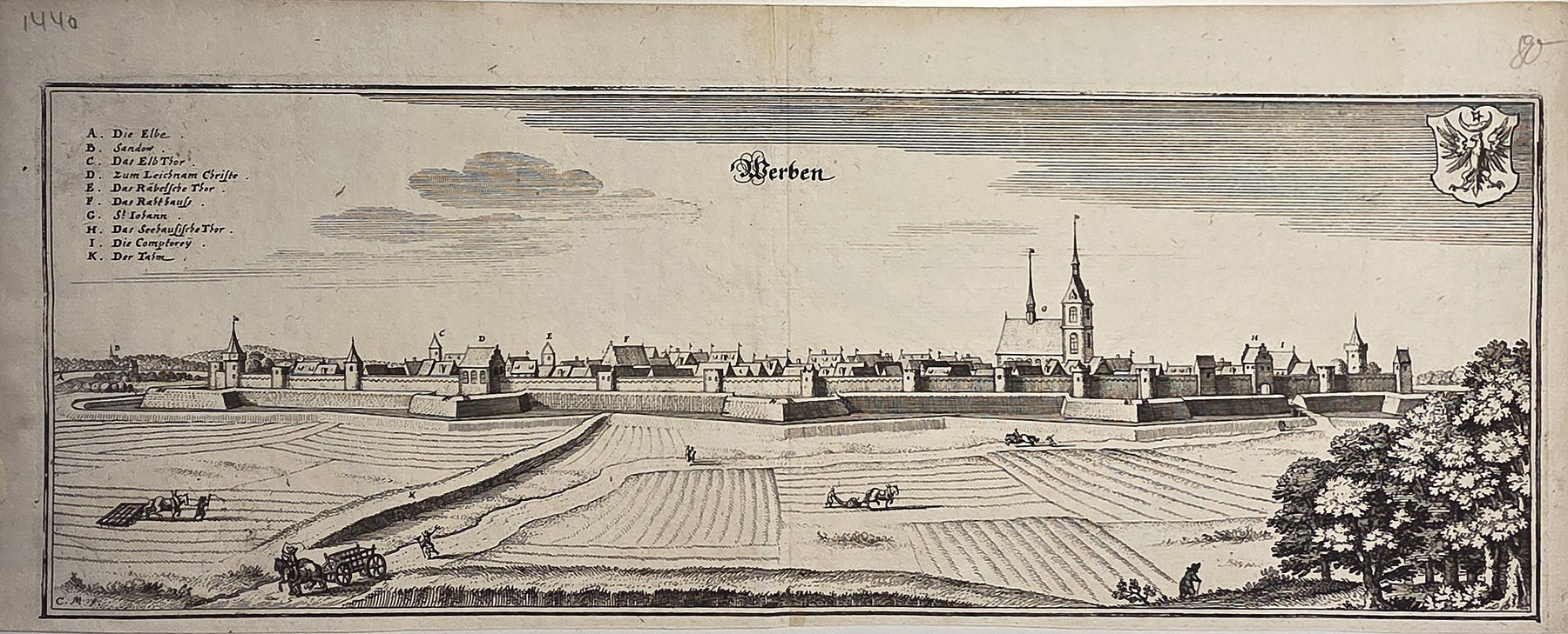 Breite Stadtansicht über Felder und Wasserlauf