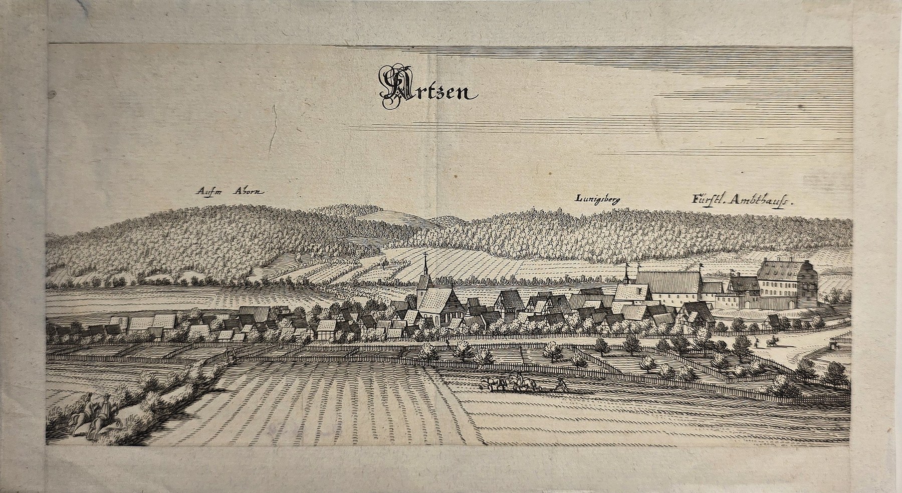 Panoramaansicht einer Stadt mit Hügelzügen