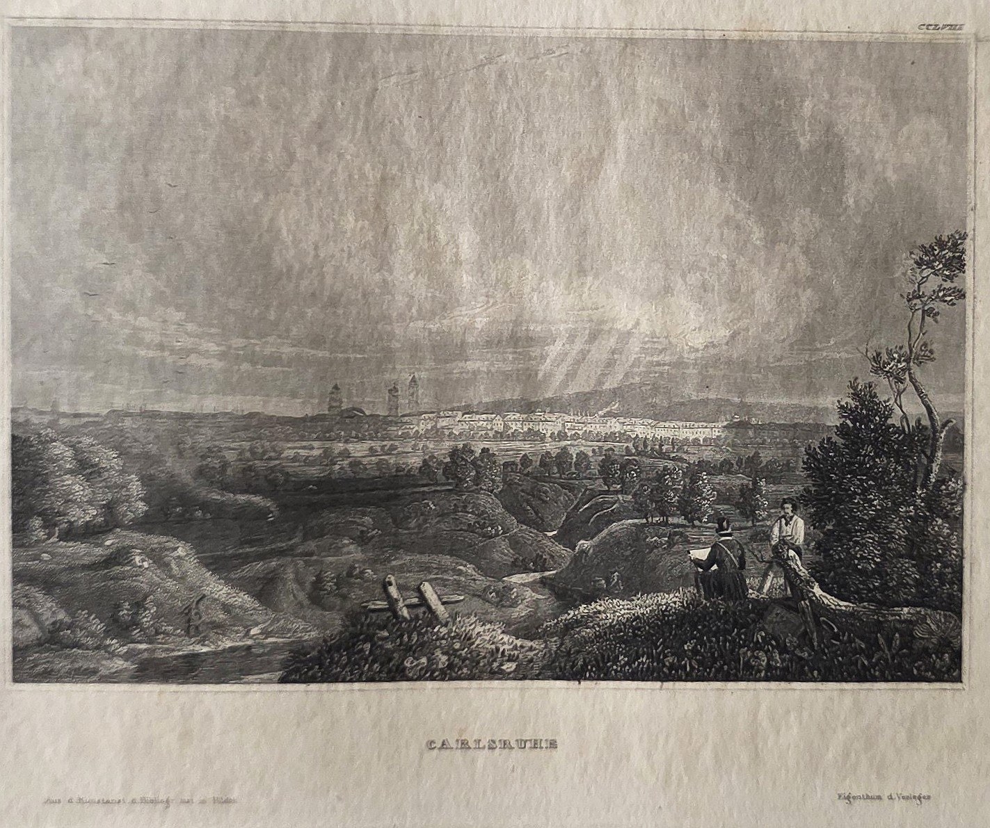 eines weiten Stadtpanoramas unter dramatischem Himmel