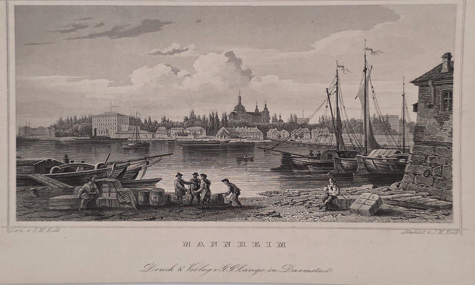 Hafen mit Segelschiffen und Stadtsilhouette