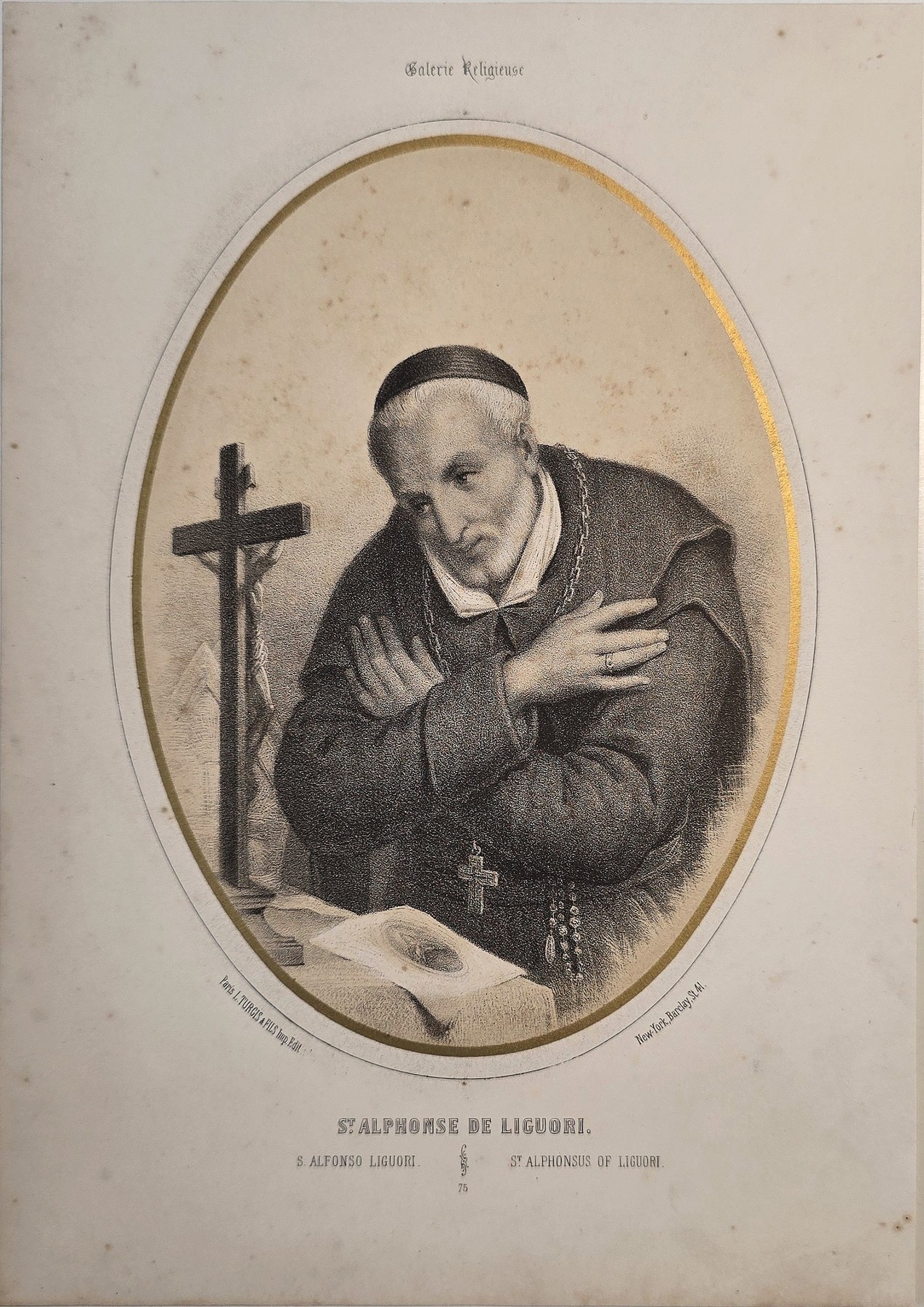 Betender Ordensgeistlicher vor großem Kreuz
