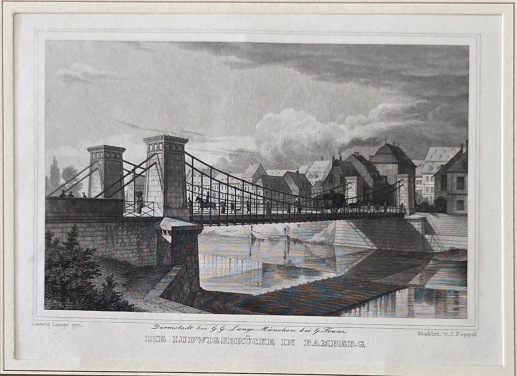 Hängebrücke über urbanem Flusslauf