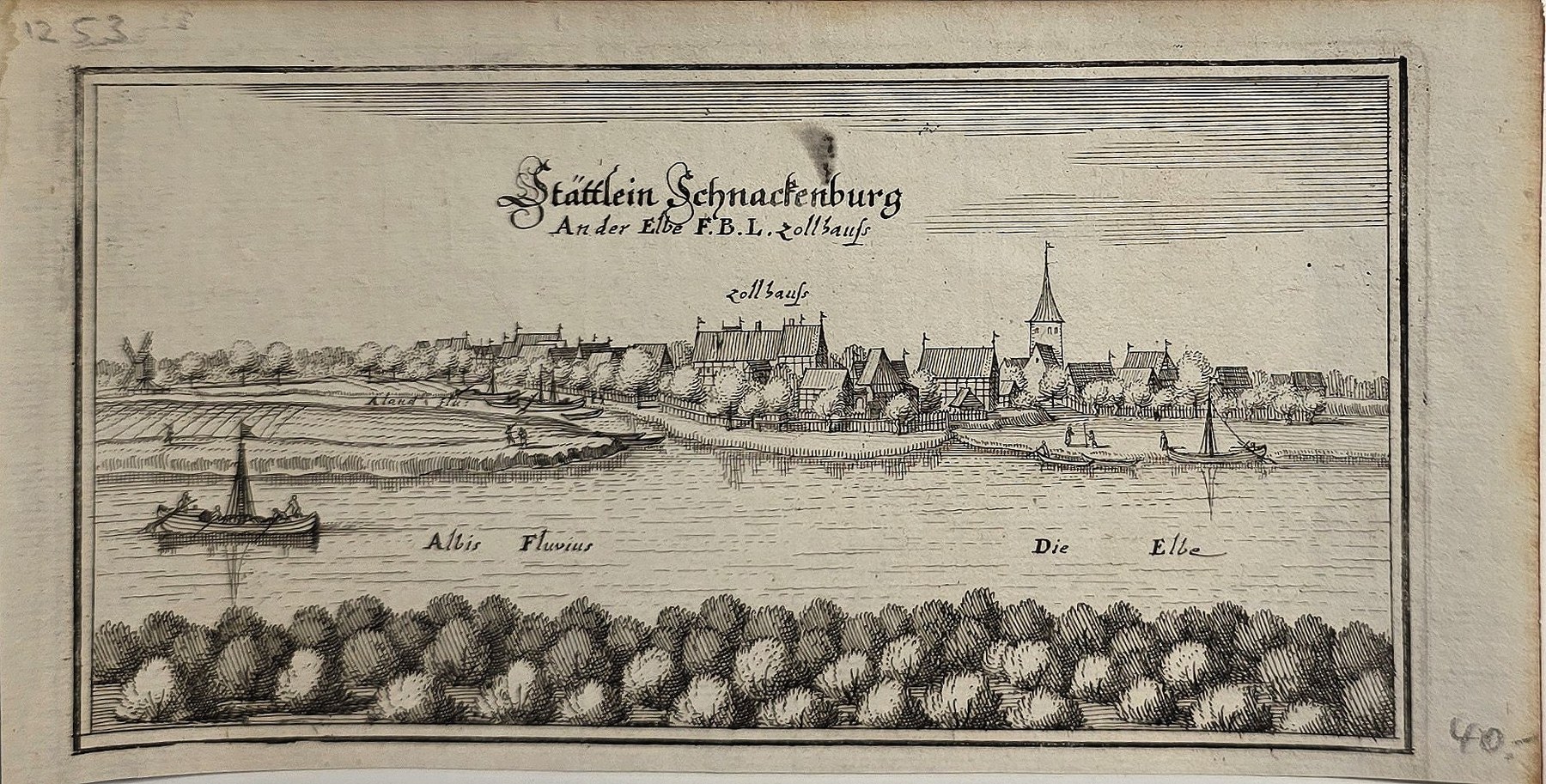 Befestigte Stadt am Fluss im Panorama