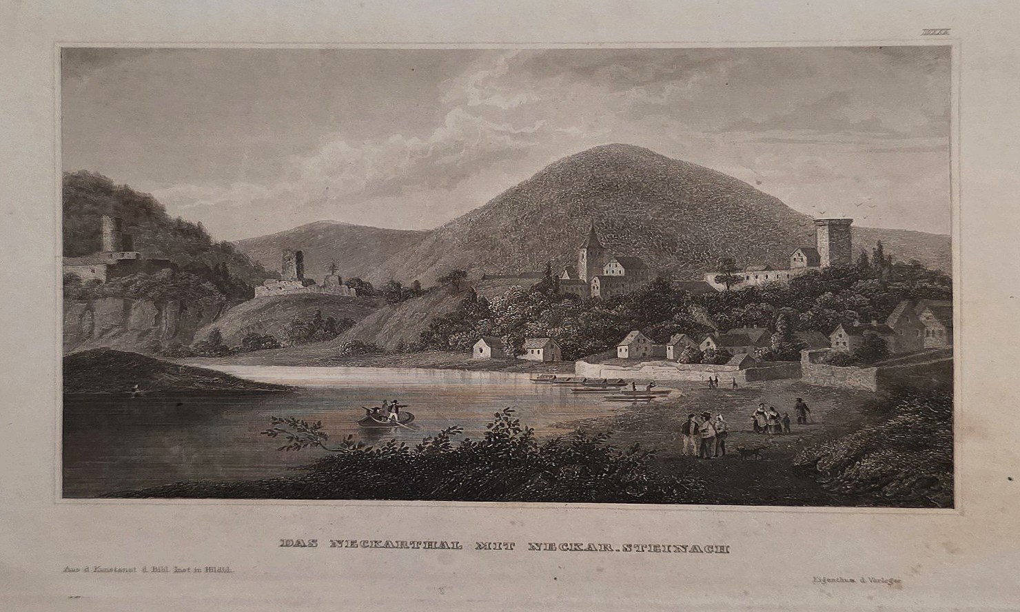Historische Landschaftsdarstellung – Flusslandschaft mit rundem Bergrücken und Uferhäusern