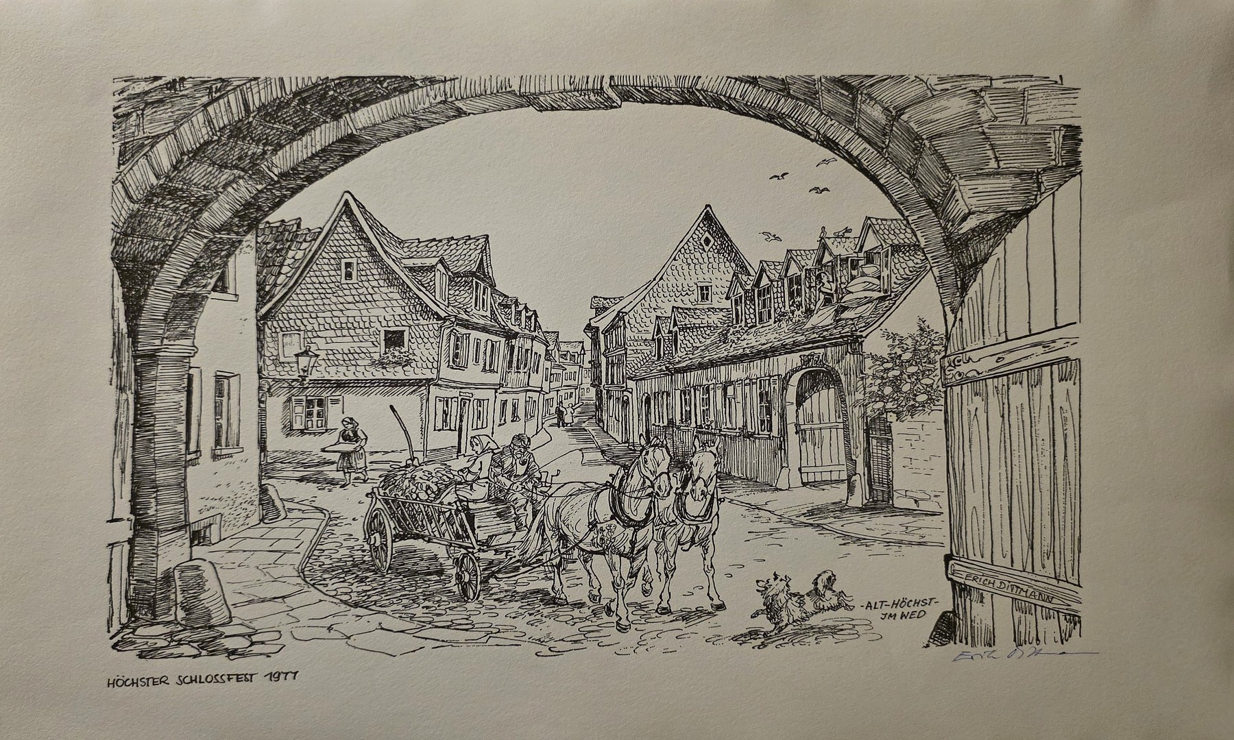 mit Torbogen und Marktgeschehen