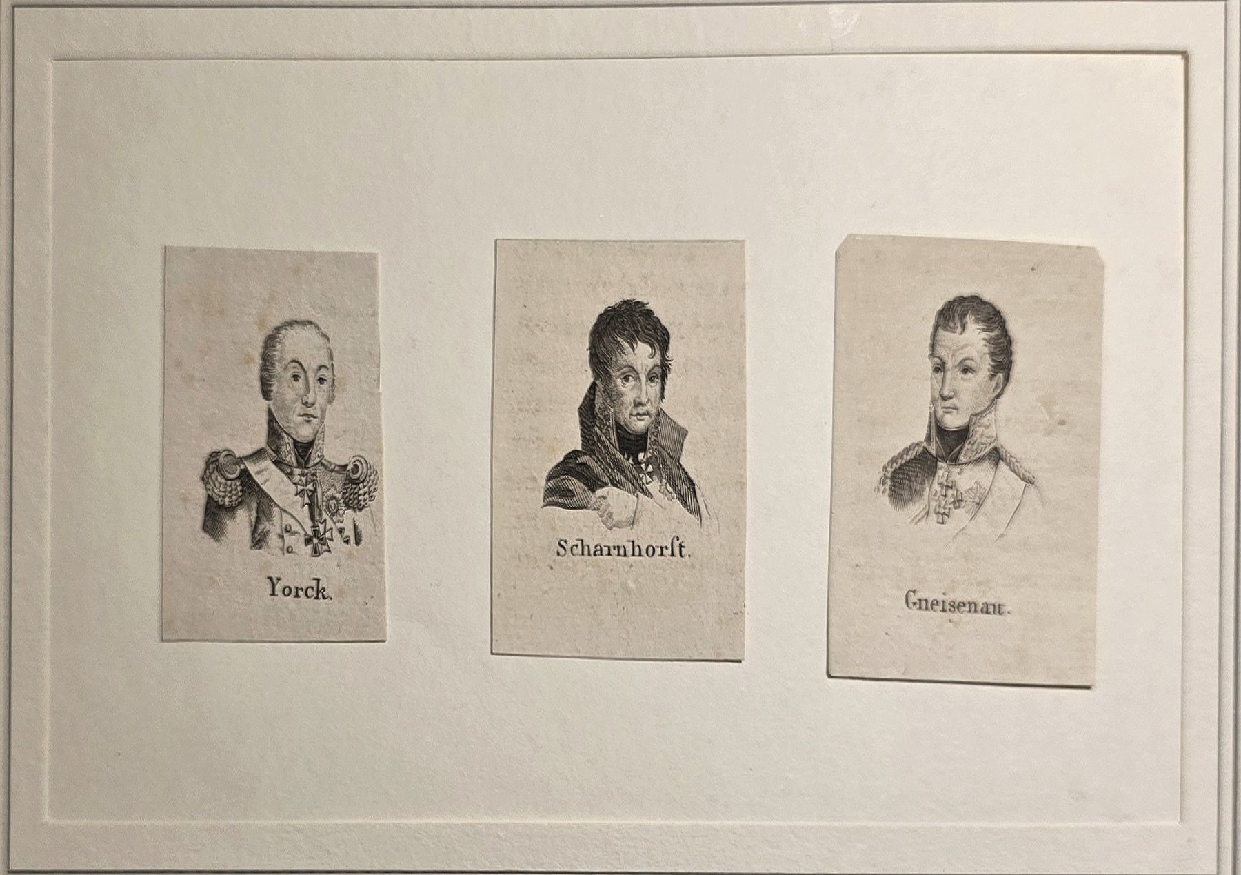 Drei historische Brustporträts