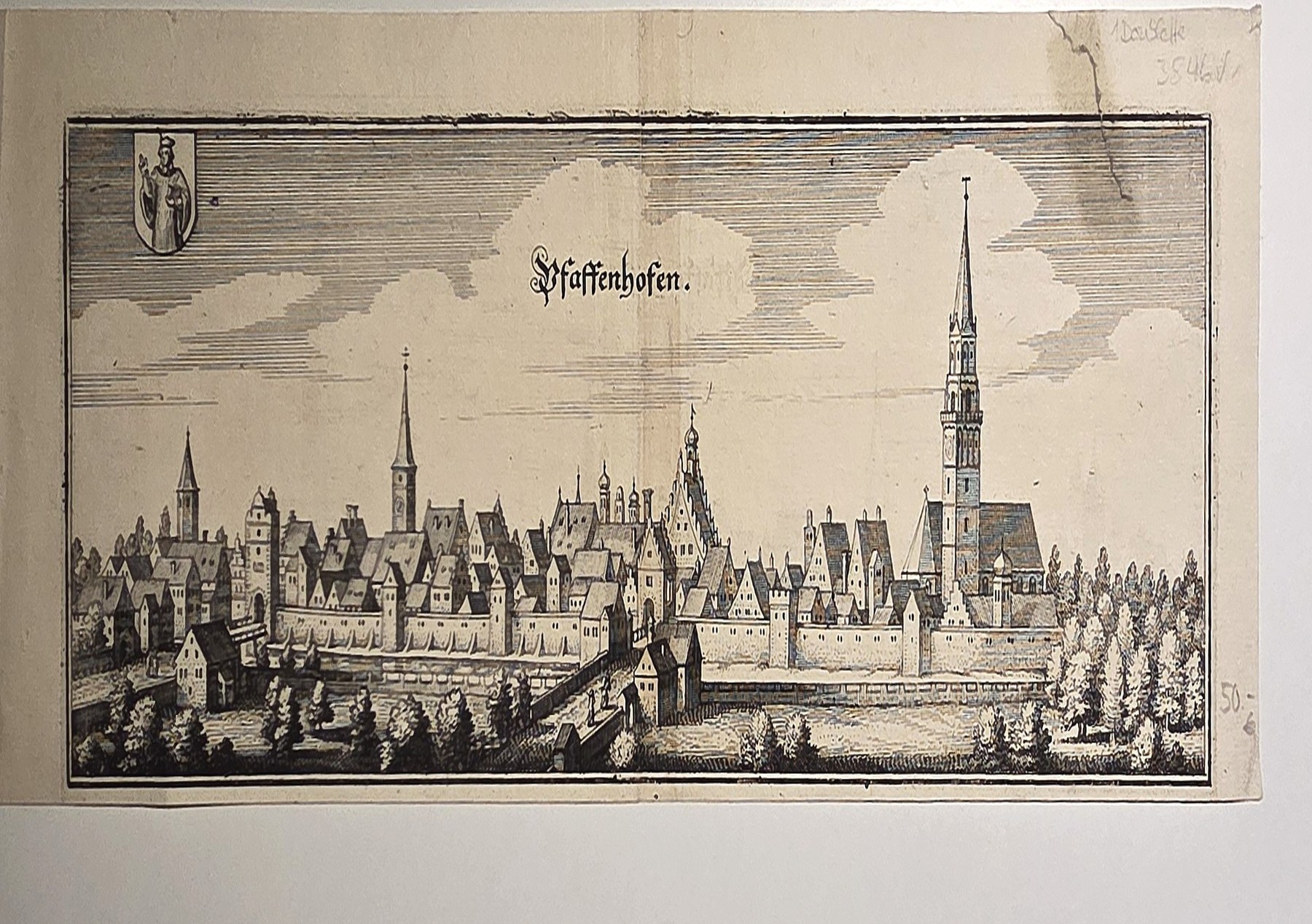 mit Stadtansicht und hohem Kirchturm