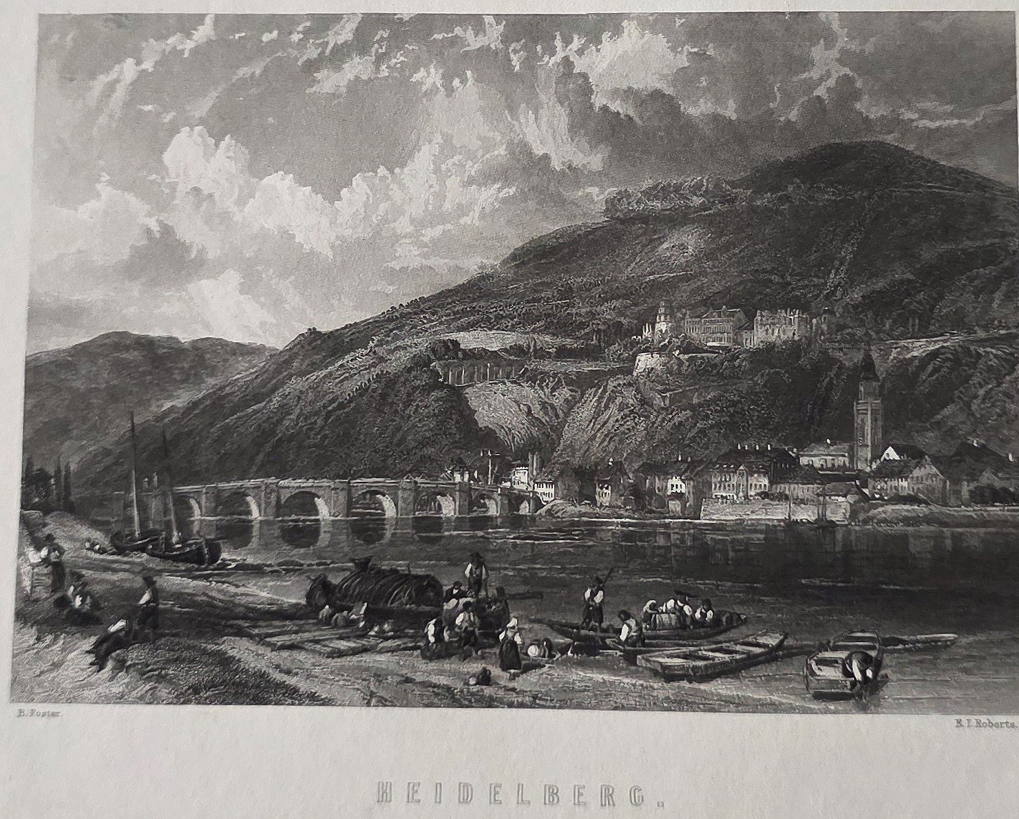 einer Flussstadt vor hohem Bergrücken