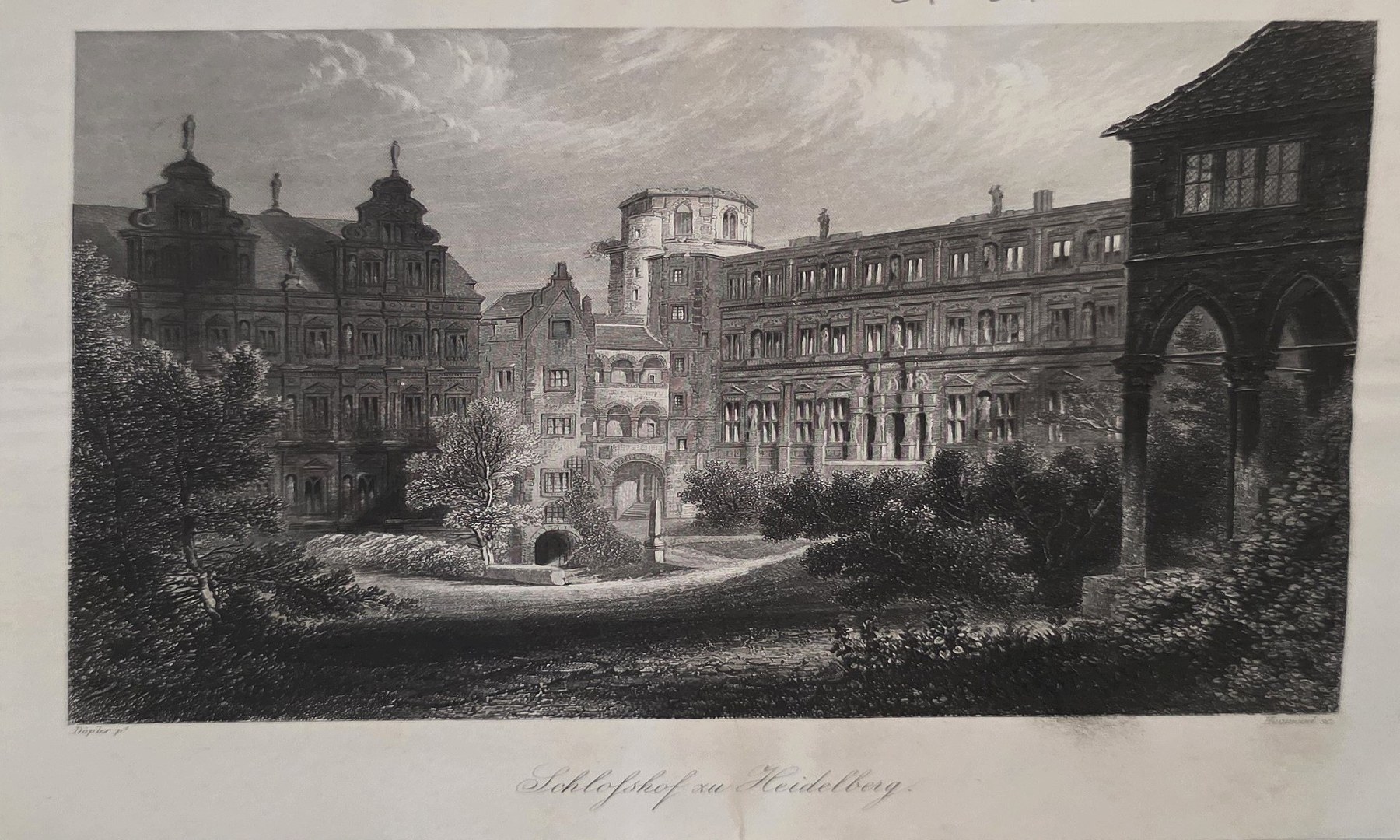 Schlosshof mit Gartenpartie