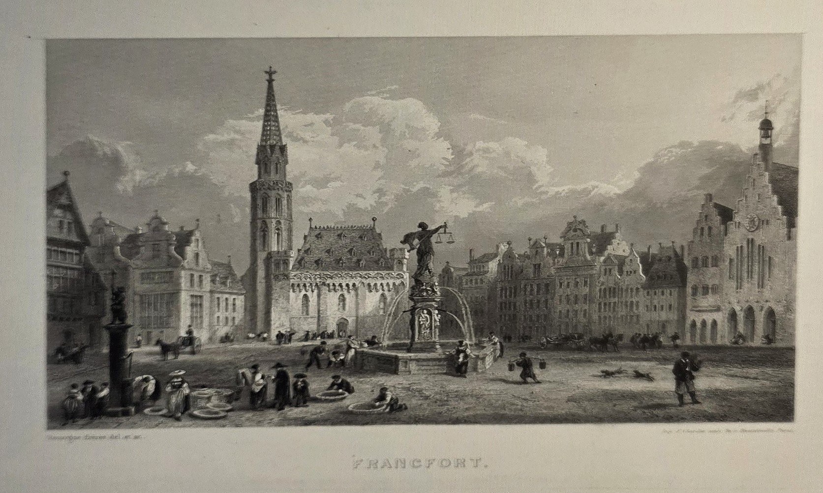 Weitläufiger Marktplatz mit Kirchturm und Denkmal