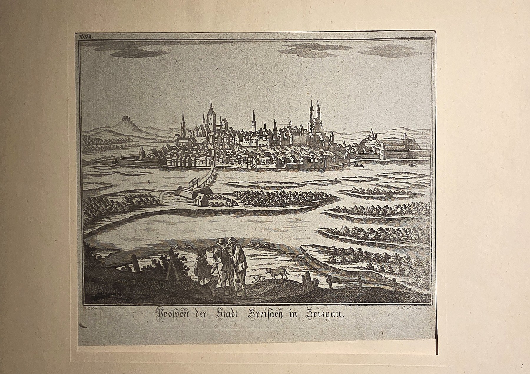 mit befestigter Stadt in weiter Landschaft