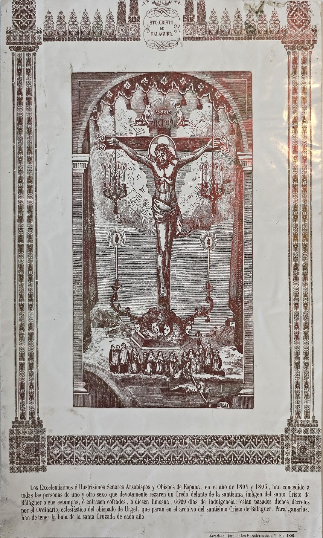 Kreuzigungsdarstellung in ornamental bedrucktem Blatt