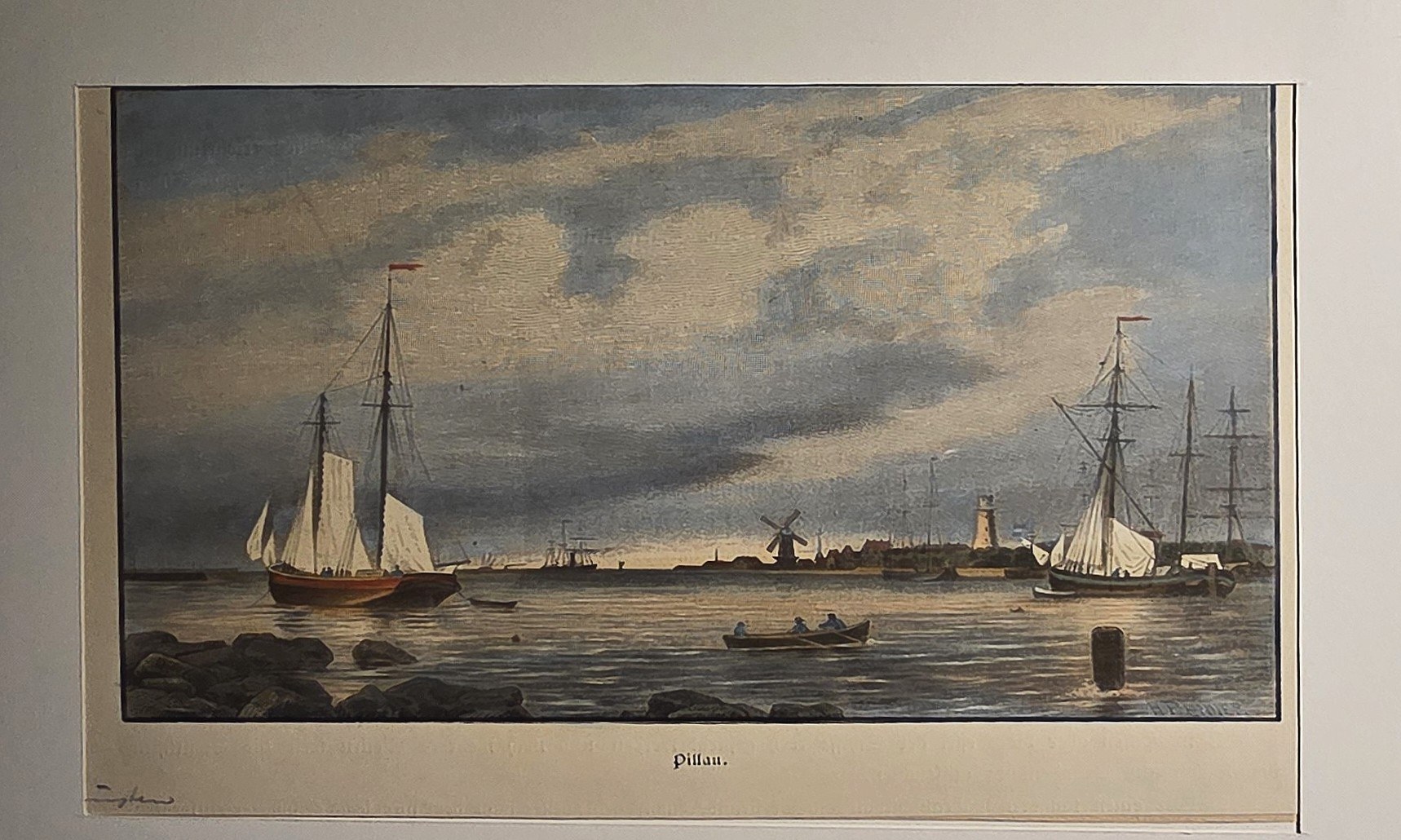 Segelschiffe auf ruhigem Gewässer