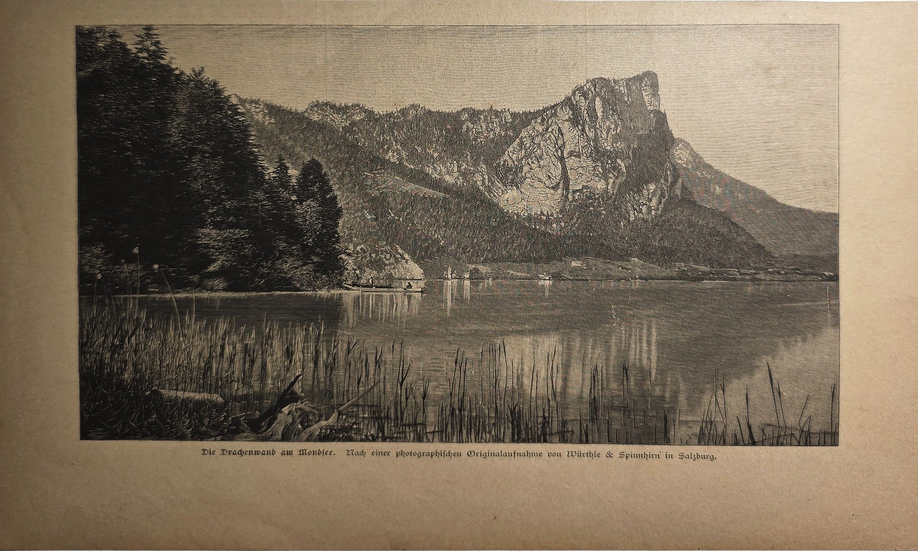 Gebirgssee vor steilen Felsmassiven