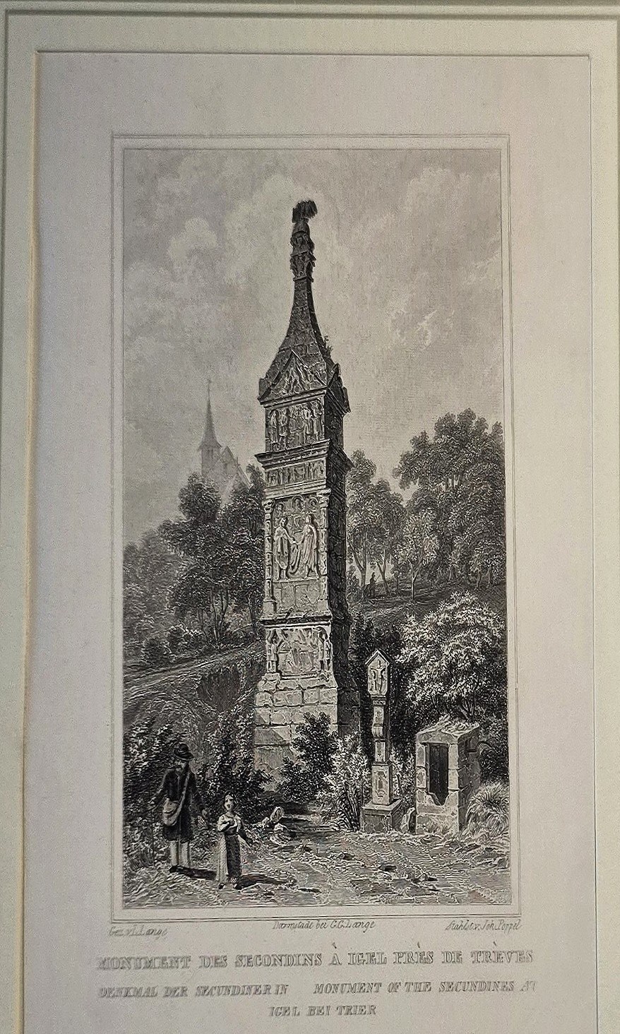 Denkmal auf hohem Sockel zwischen Bäumen