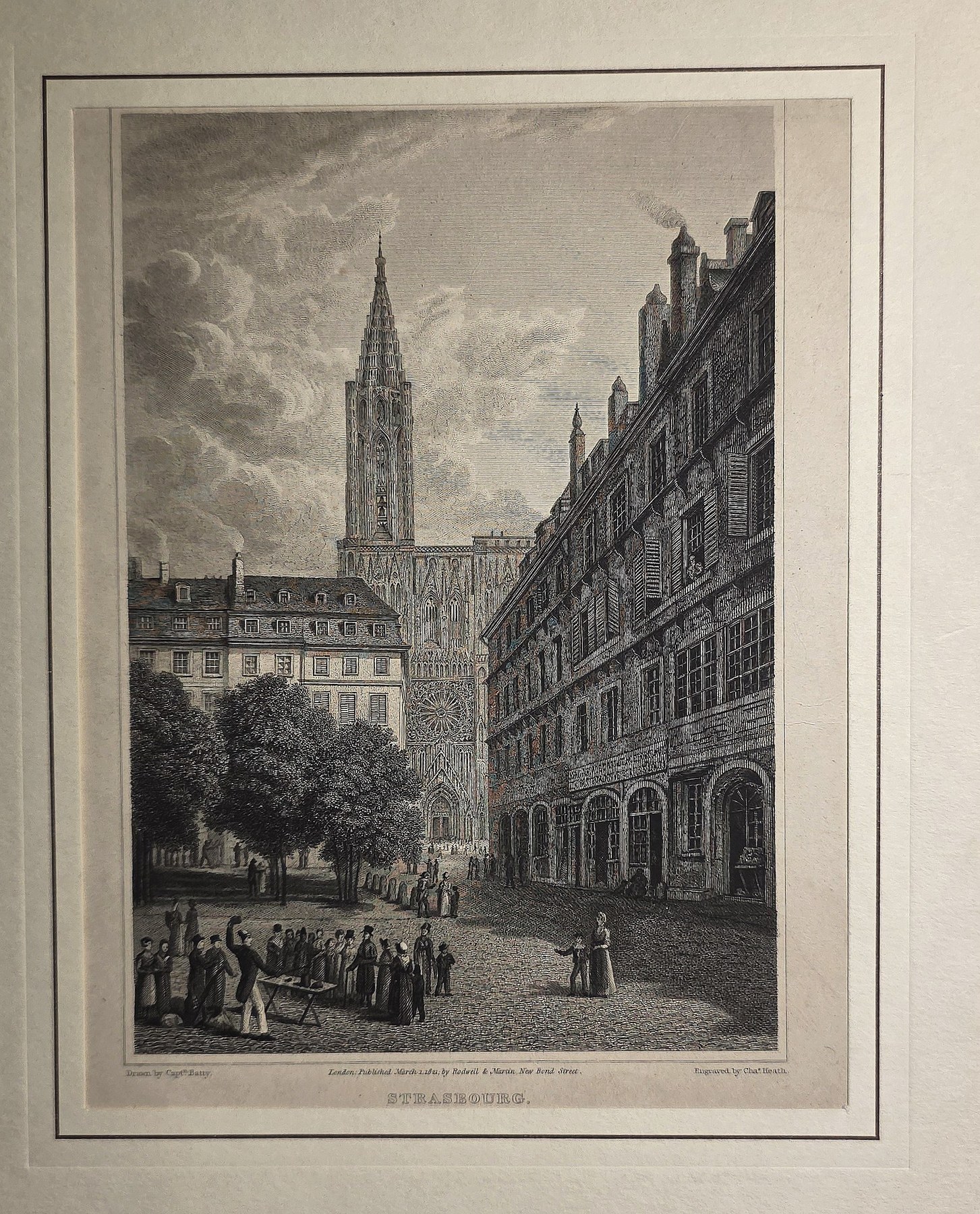 Straßenplatz mit hohem Kirchturm