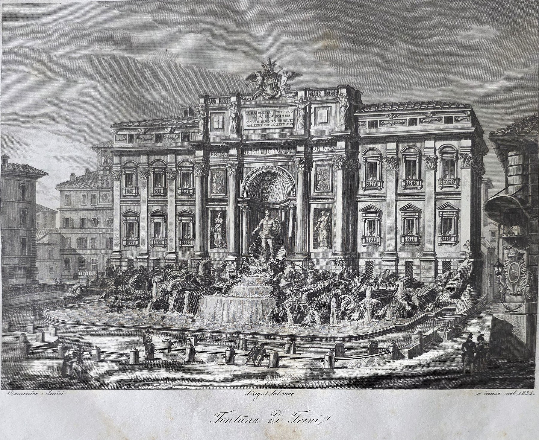 Monumentaler Brunnen vor reich gegliederter Fassade